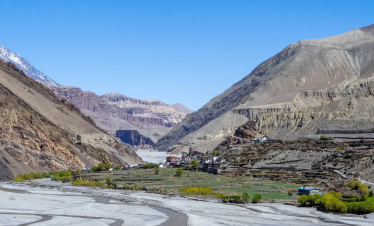 Lower Mustang Trek